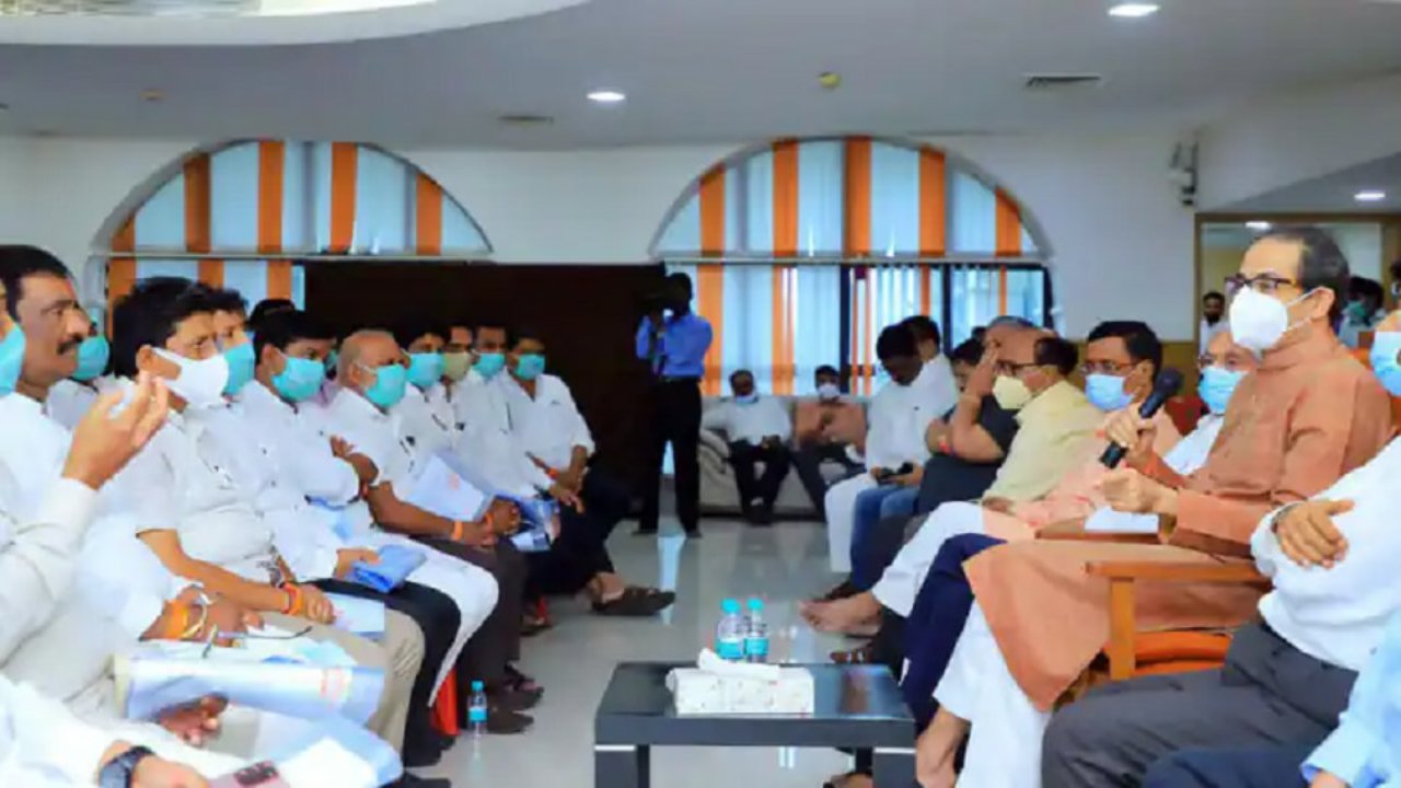 उद्धव ठाकरे की शिवसेना कर रही है मातोश्री में बैठक