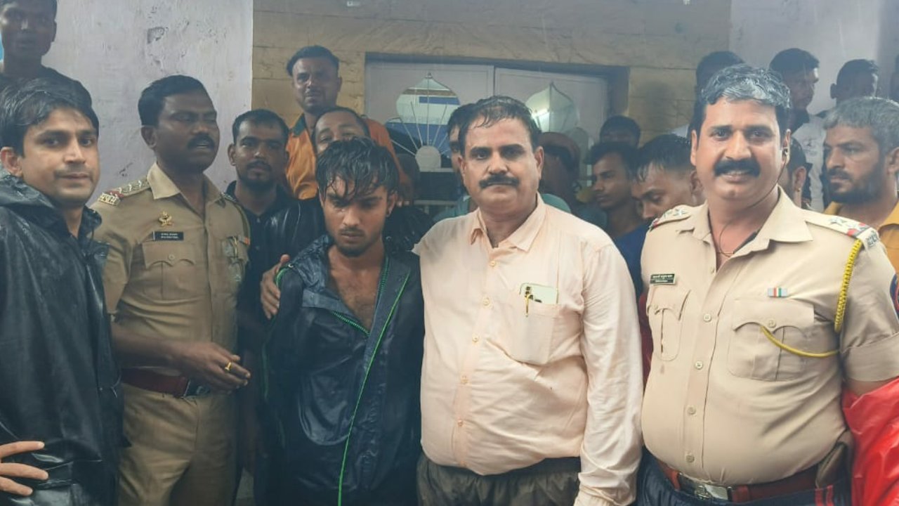 छलांग लगाने वाले युवक को पानी में बहने से प्रशासन ने बचाया।