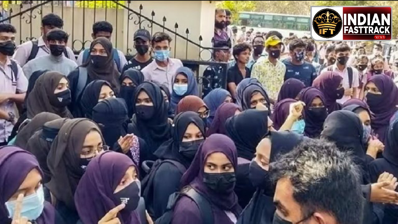 कर्नाटक के बाद मुंबई के कॉलेज में हिजाब को लेकर बवाल, छात्राओं ने कॉलेज के बाहर किया विरोध प्रदर्शन