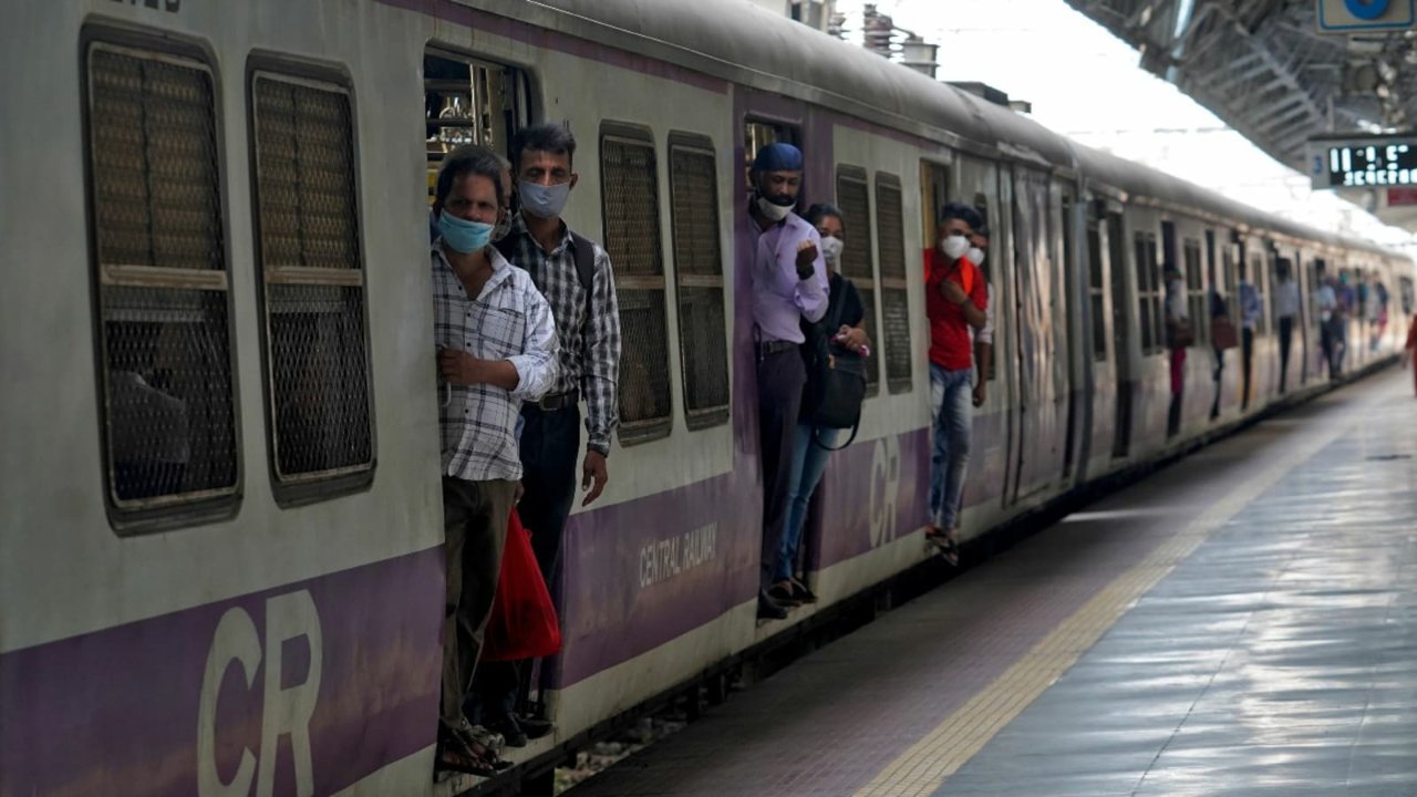 Mumbai Local Train: नए साल पर मुंबई वासियों लिए सौगात, रातभर चलेंगी ये स्पेशल ट्रेनें