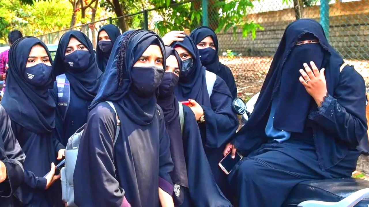 ‘परिसर में हिजाब, टोपी और नकाब’.., कोर्ट ने कॉलेज में लड़कियों के बुर्का पहनने पर सुनाया फैसला, तिलक, बिंदी को लेकर पूछा ये सवाल