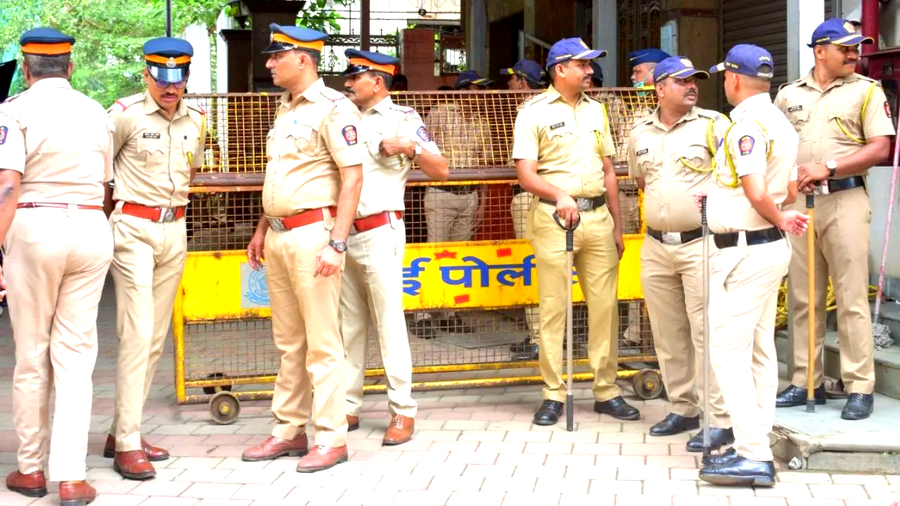 बाइक सवार ने किया महिला पर हेलमेट से हमला, भीड़ ने कर दी पिटाई ..