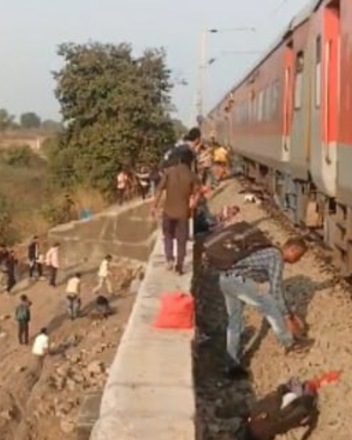 Pushpak Express and karnataka Express train accident news image