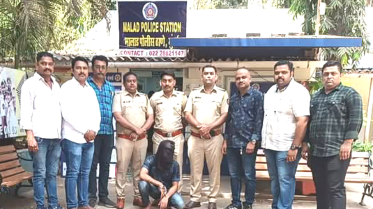 गिरफ्तार आरोपी के साथ मालाड पुलिस की तस्वीर