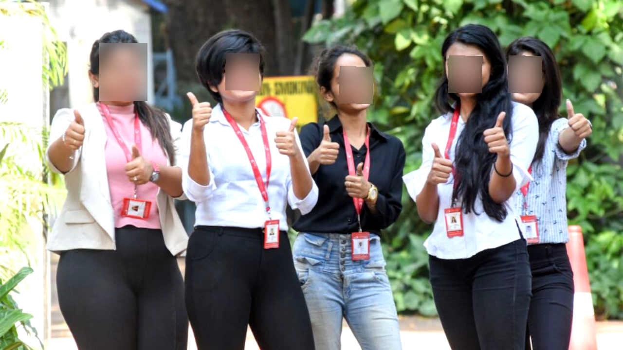 21 साल की लड़की ने कॉलेज की बिल्डिंग से कुद कर जान दे दी।