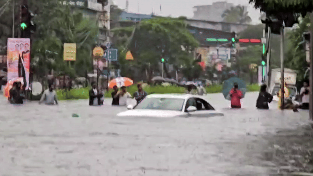 Mumbai Rain Update: सड़कों पर सैलाब से बुरा हाल, मुंबई लोकल ट्रेनें भी ठप