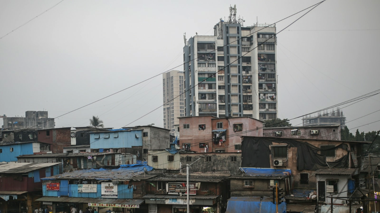 मुंबई स्लम रीडेवलपमेंट: सुप्रीम कोर्ट ने जमीन मालिक के अधिकार को माना, सरकारी अधिग्रहण नोटिस रद्द