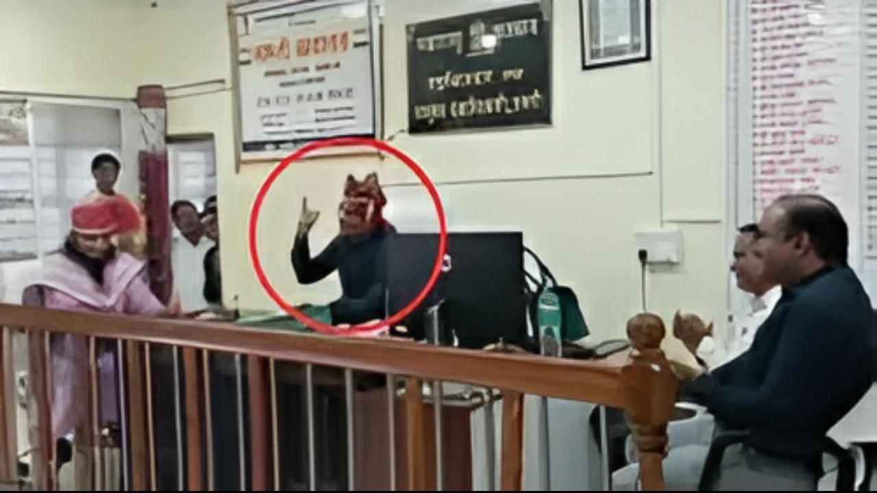 तहसीलदार को गाने का शौक महंगा पड़ गया, सरकार ने कर दिया निलंबित