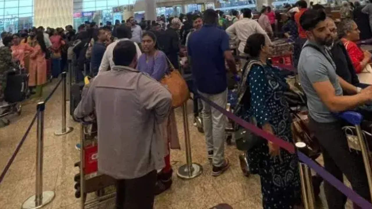 मुंबई एयरपोर्ट पर हंगामा, फ्लाइट लेट होने से यात्रियों की परेशानी