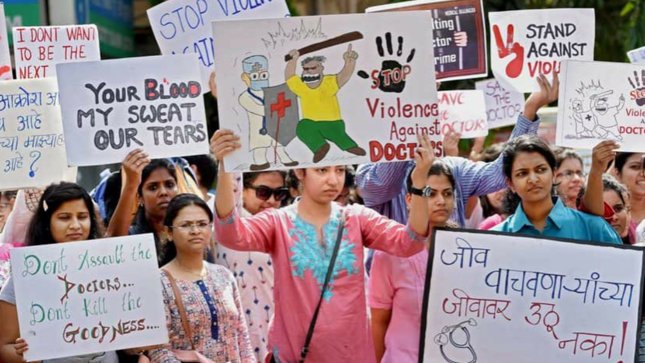 🩺 महाराष्ट्र में 1.8 लाख डॉक्टरों की चेतावनी: एलोपैथी में होम्योपैथिक डॉक्टरों की एंट्री से मचा बवाल