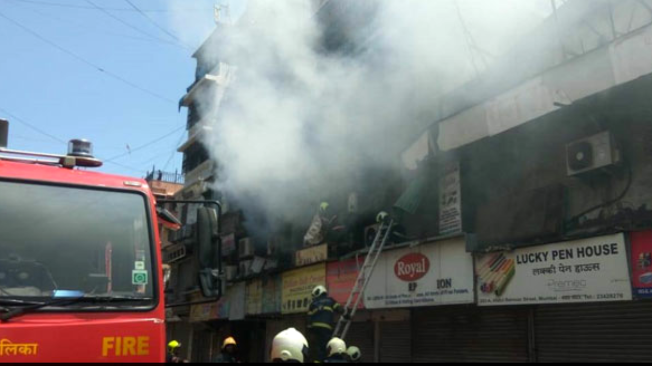 मुंबई के क्रॉफर्ड मार्केट में देर रात आग, दो घंटे की मशक्कत — कोई घायल नहीं