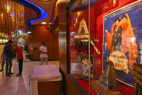 DDLJ-magic-continues-even-after-30-years-with-applause-still-emanating