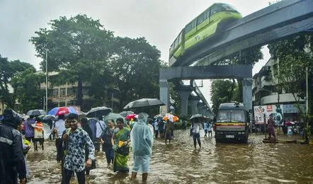 पुणे में झमाझम बारिश से हाईवे जाम, मुंबई में भी बादल छाए – 29 अक्टूबर तक बारिश के आसार