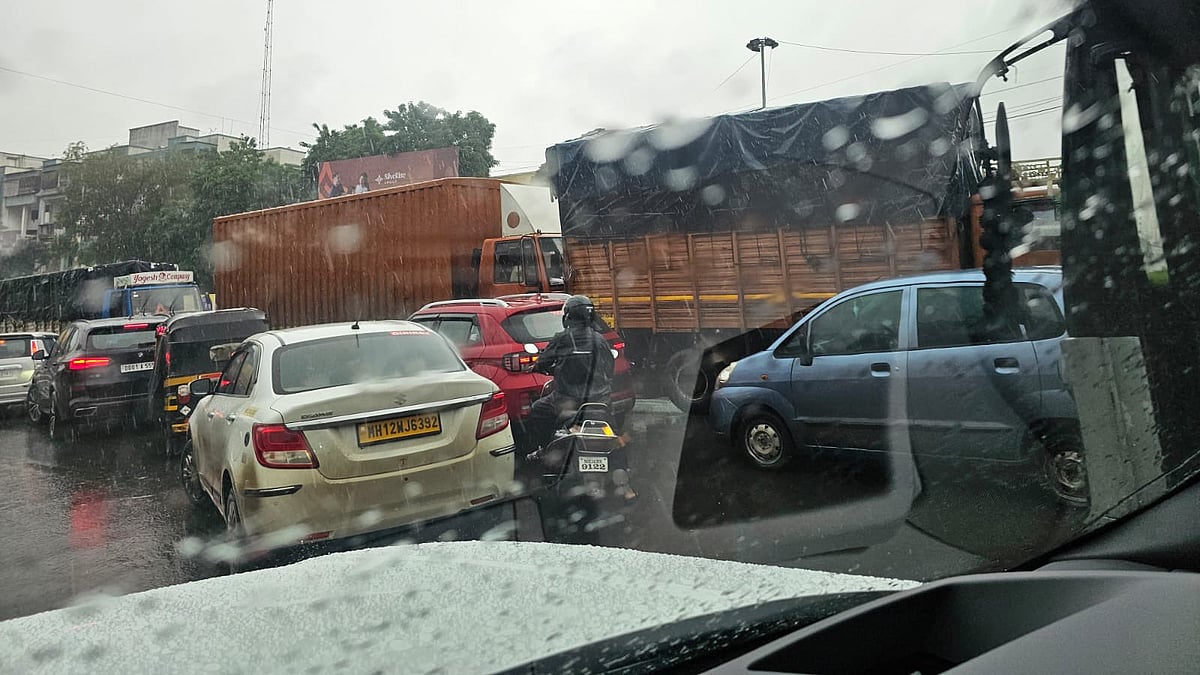 Heavy-rain-in-Pune-causes-highway-congestion-cloud-cover-in-Mumbai-rain