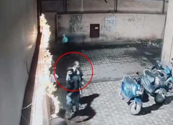 भतीजे ने मामा को उठाकर सीढ़ियों पर पटक कर मार डाला — CCTV में कैद हुई वारदात