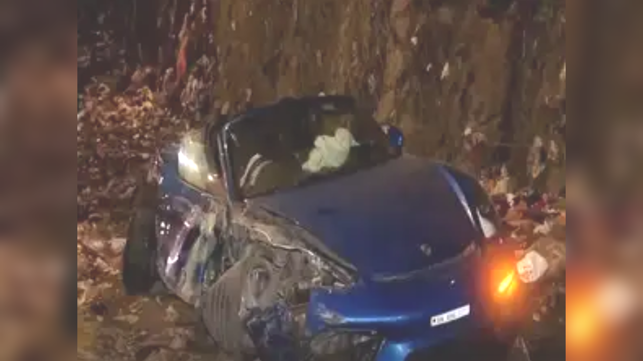 मुंबई में रफ्तार का कहर: वेस्टर्न एक्सप्रेस हाइवे पर Porsche और BMW की रेस, पोर्शे डिवाइडर से टकराई – ड्राइवर घायल