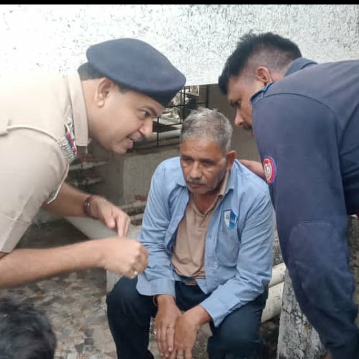 मालाड में 22वीं मंज़िल से कूदने जा रहे बुज़ुर्ग को पुलिस और फायर ब्रिगेड ने बचाया, तलाक के बाद तनाव में था शख्स