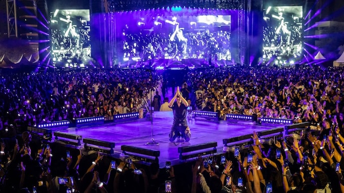 Theft-at-Enrique-Iglesias-concert-80-mobile-phones-missing-in-BKC-loss-of-25-lakhs-rupees