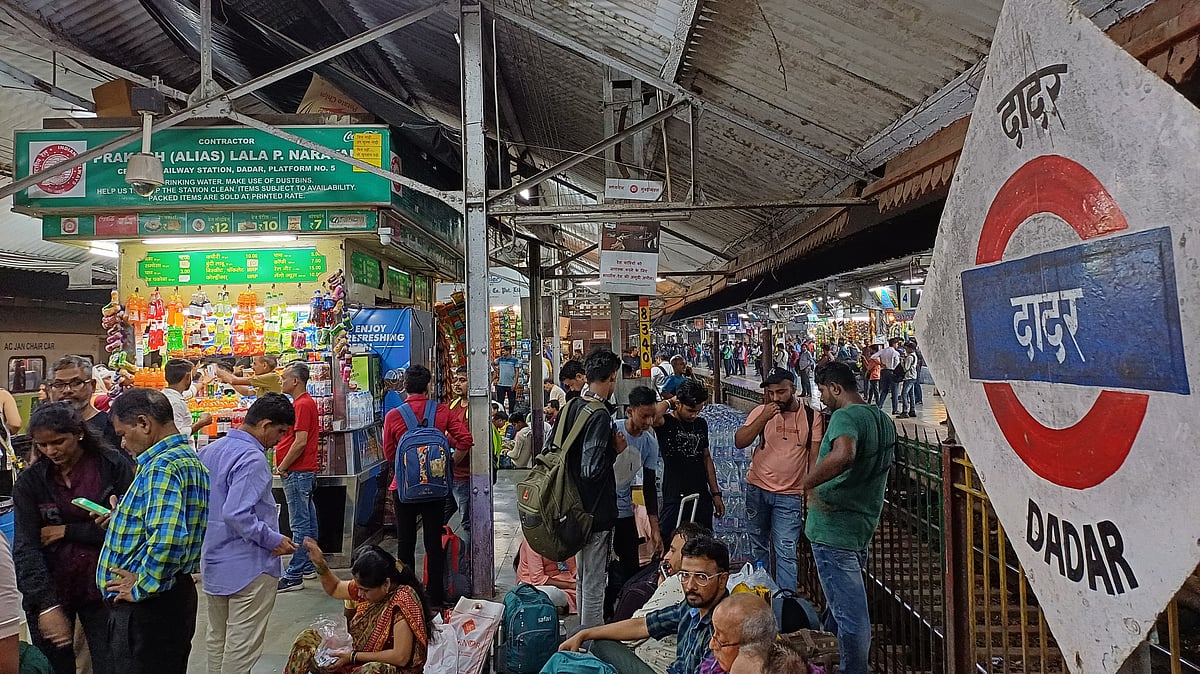 दादर में युवती को दीदी कहकर रोका, दिखाया पोर्न, अब पुलिस कर रही है उसकी तलाश