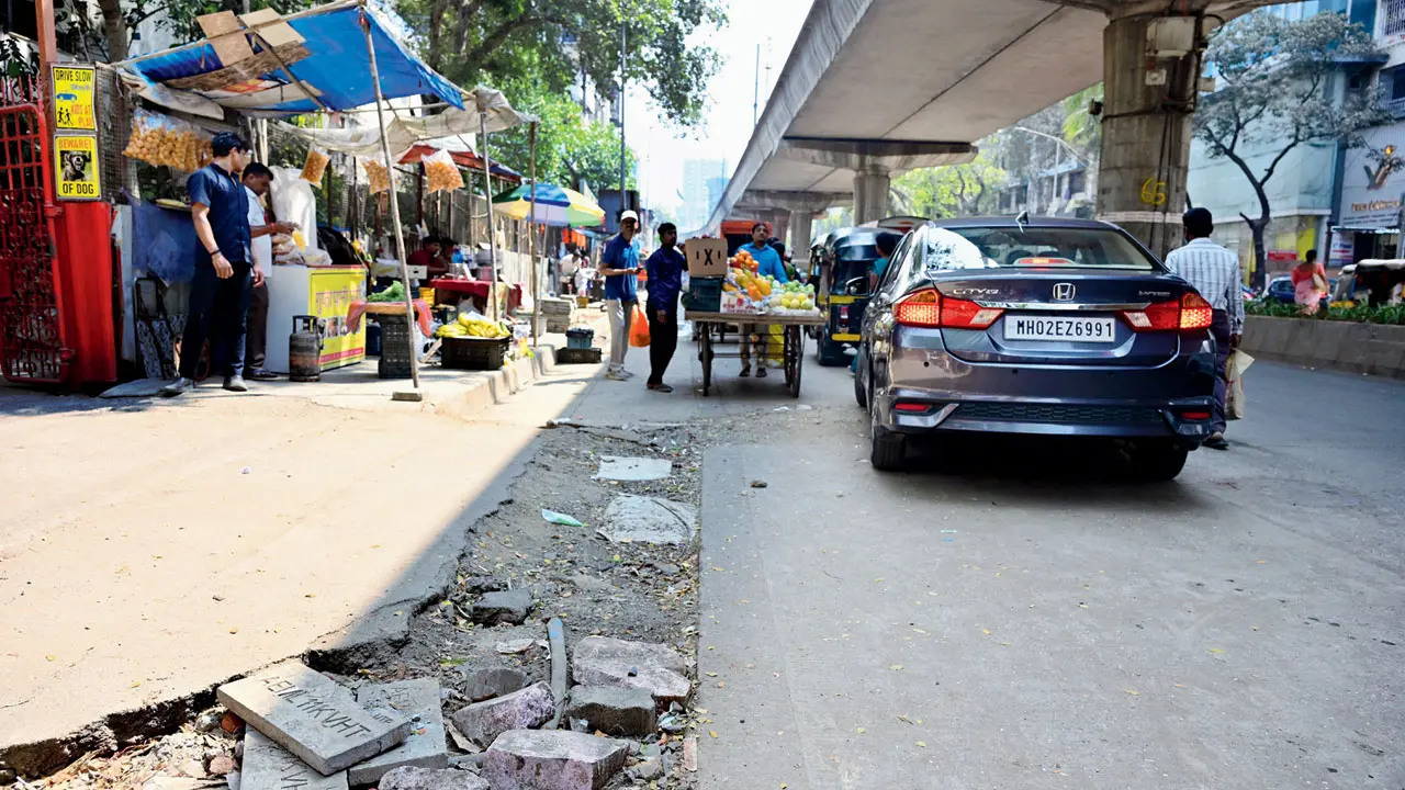 Dhake Colony Gate खुदाई के बाद बदहाल, 150 रहवासी परेशान