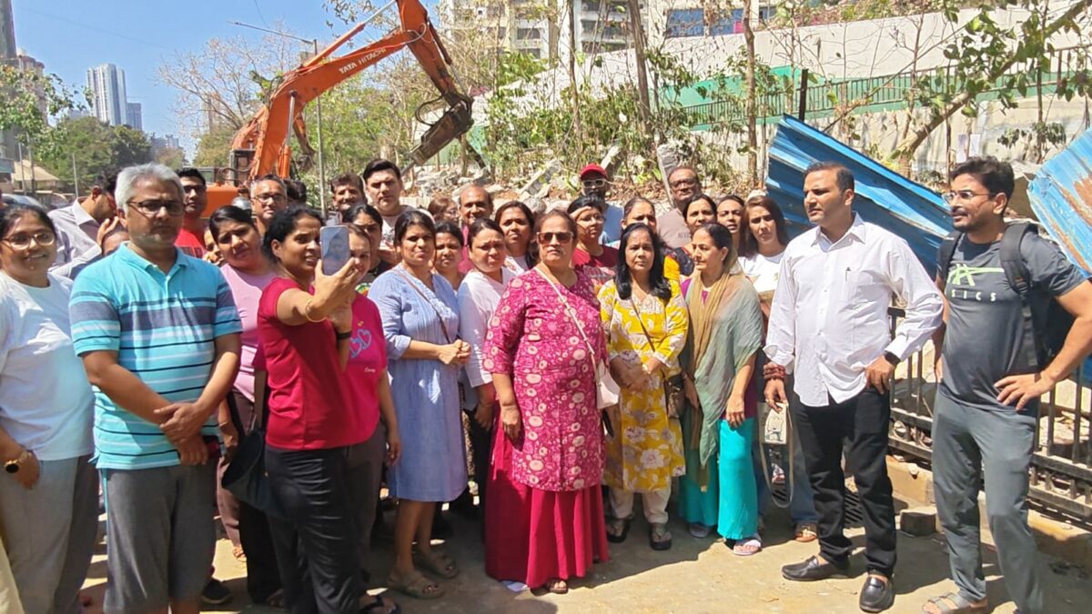 Kandivali-East-uproar-White-City-boundary-wall-broken-trees-damaged-people-take-to-the-streets-against-Lodha-1