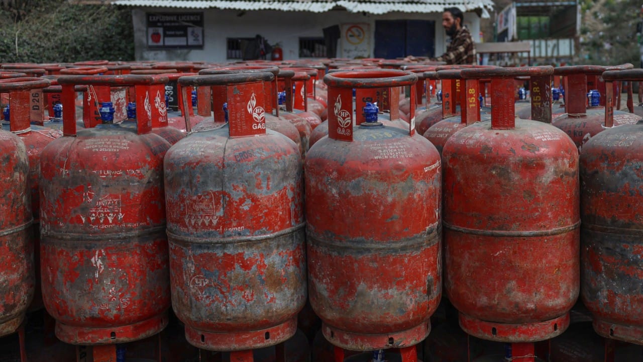 महाराष्ट्र में LPG Crisis: गैस के लिए जंजीरें, रातभर पहरा, कालाबाज़ारी का बड़ा खेल