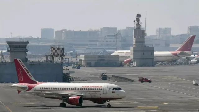 Mumbai Airport Strike: अचानक हड़ताल से उड़ानें ठप
