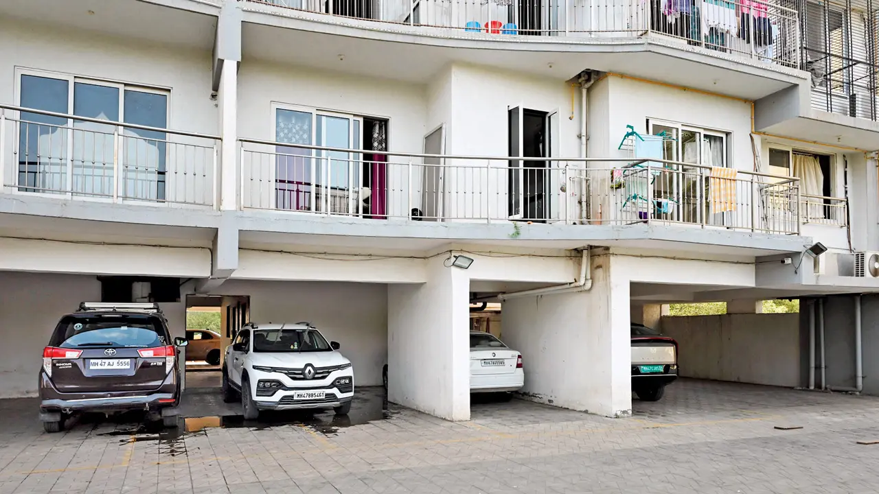 mumbai-malad-parking-area-office-forgery-case-five-booked