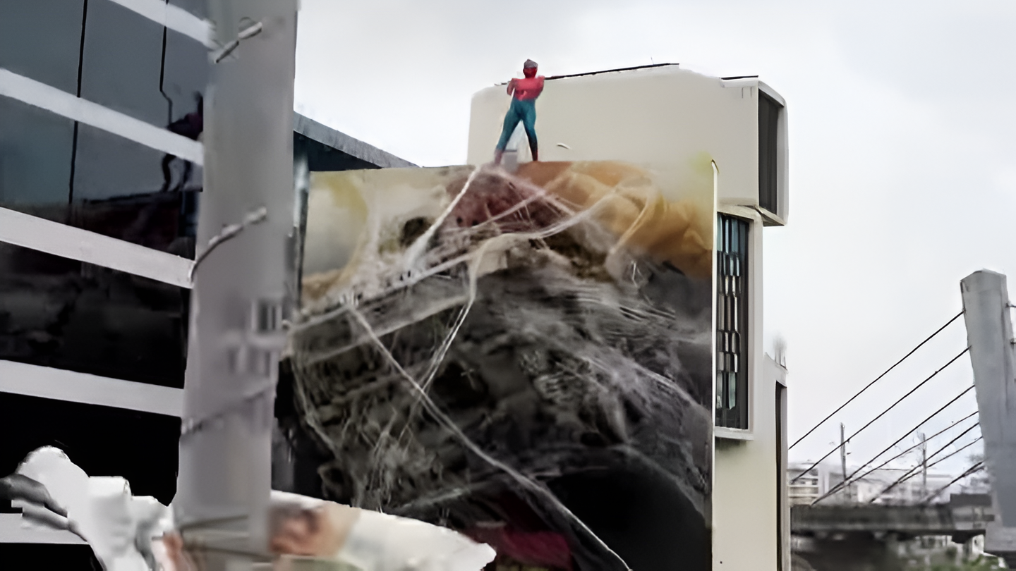 mumbai-spider-man-viral-video-3d-billboard