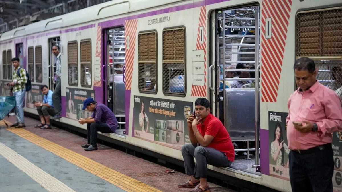 mumbai-local-snake-rumour-train-stopped