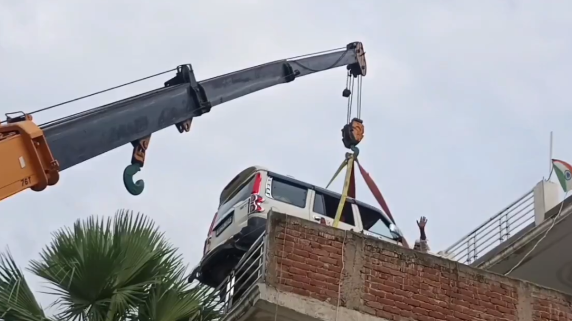 gopalganj-scorpio-rooftop-crane-viral-video