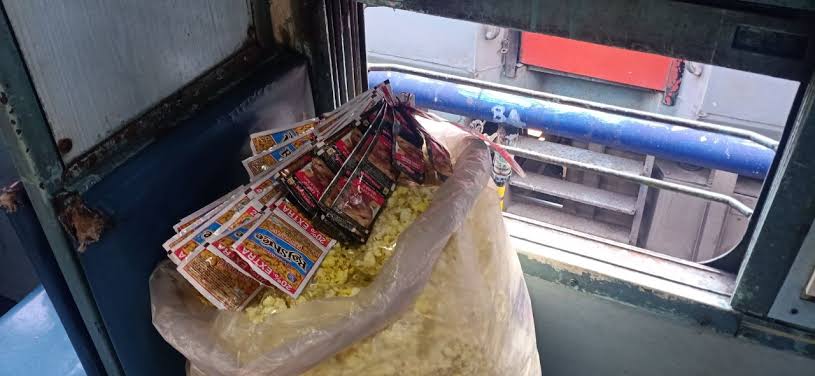 mumbai-railway-gutka-smuggling-grp-constables-suspended